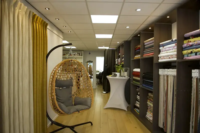 Het atelier met gordijnen en stoffen op maat