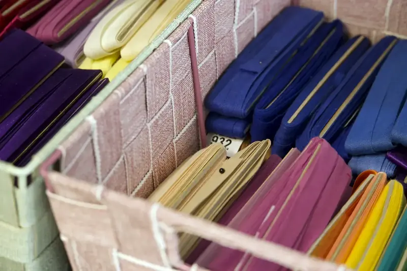 Rek met stofstalen in blauw en paars