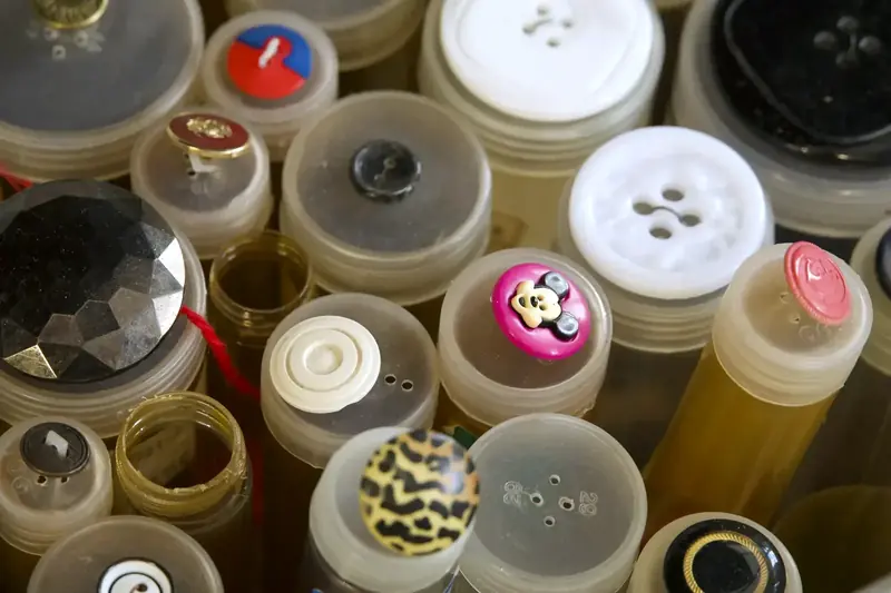 Verzameling knopen in vele kleuren