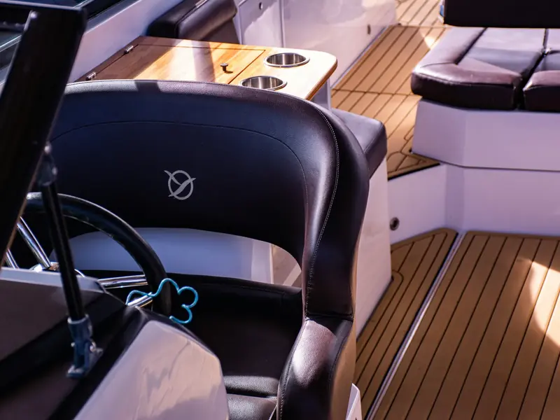 Bootinterieur met beklede stoelen