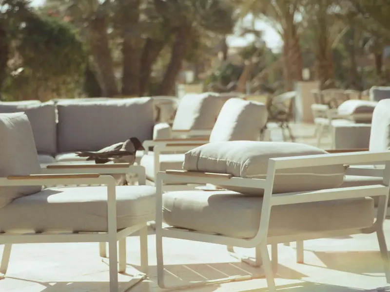Loungestoelen met dikke kussens op een zonnig terras